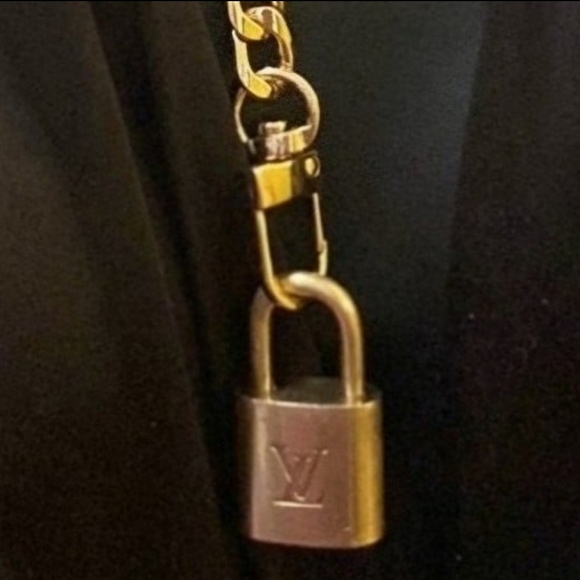 0021. Louis Vuitton padlock #305 & key set with chain - Picture 5 of 5